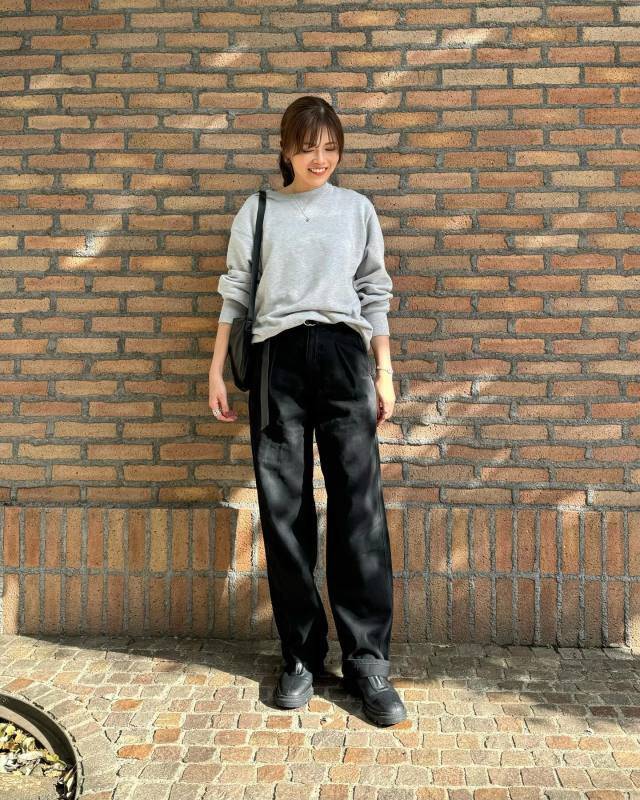 グレー×黒の濃色コーデが◎