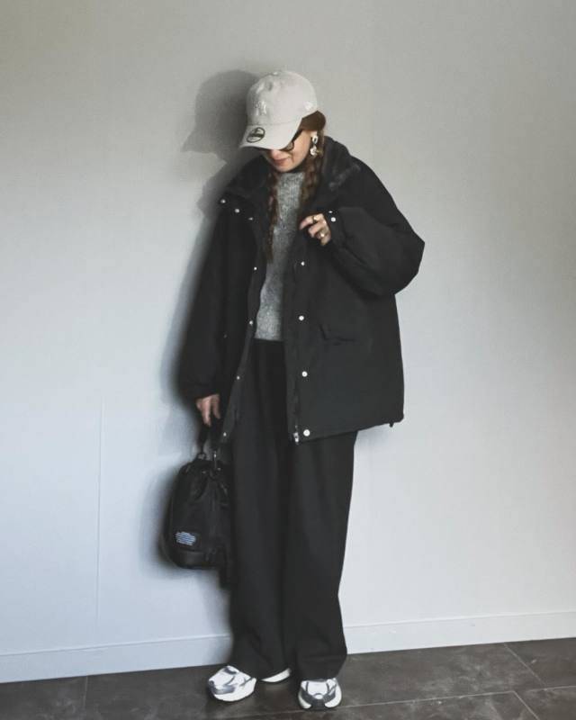 ブラックコーデにグレーで差し色をプラス♡