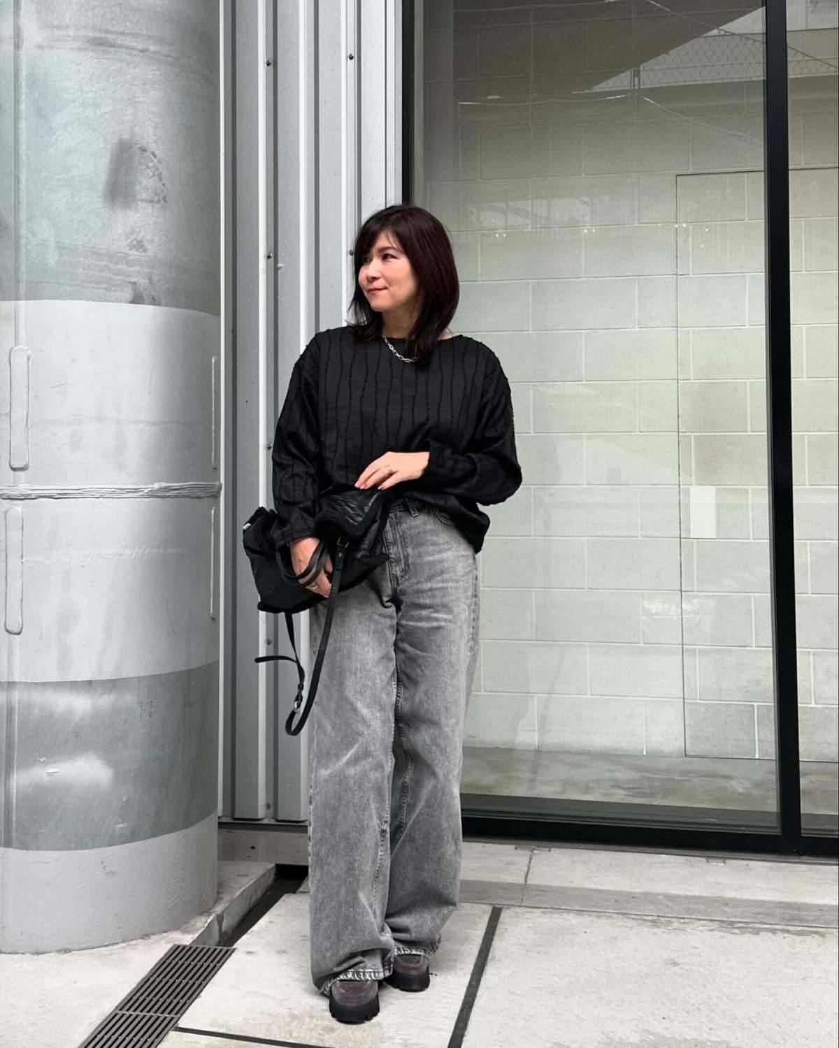 素材感の差を生かしたオールブラックコーデ