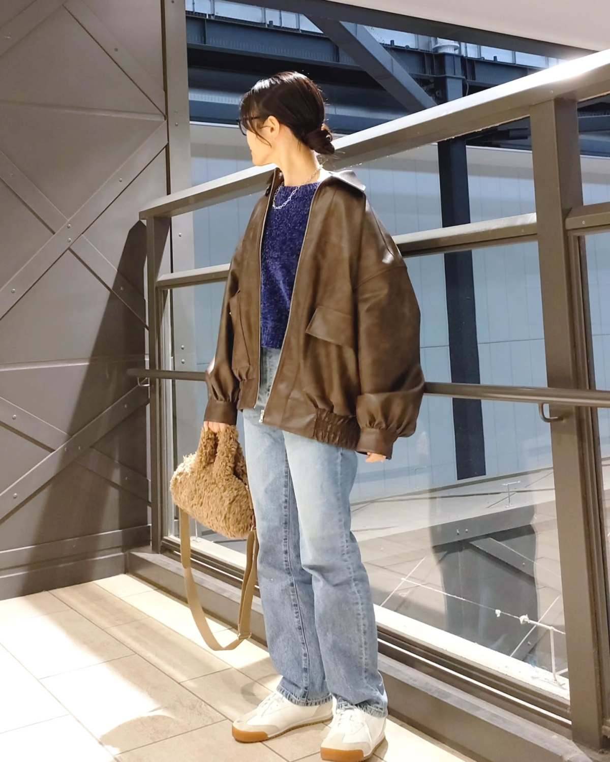 カラーニットをアクセントに♪