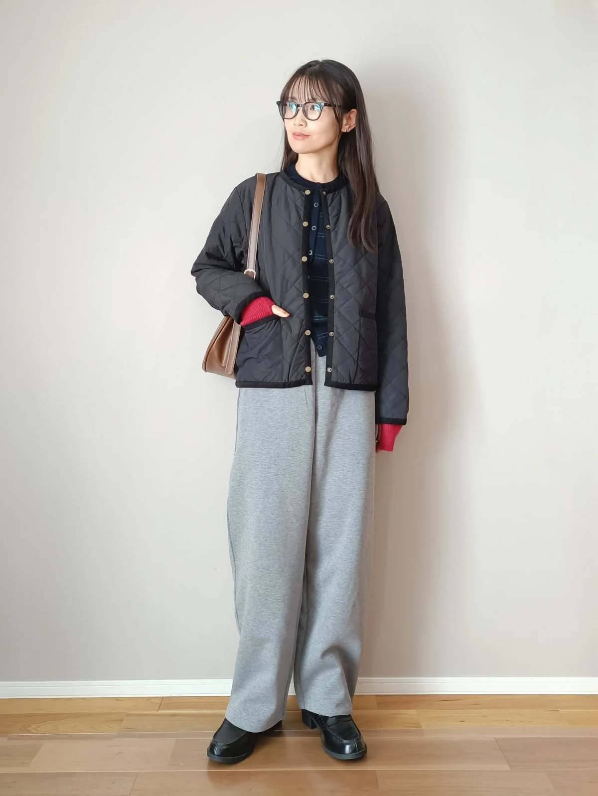 黒×グレーの濃色コーデ
