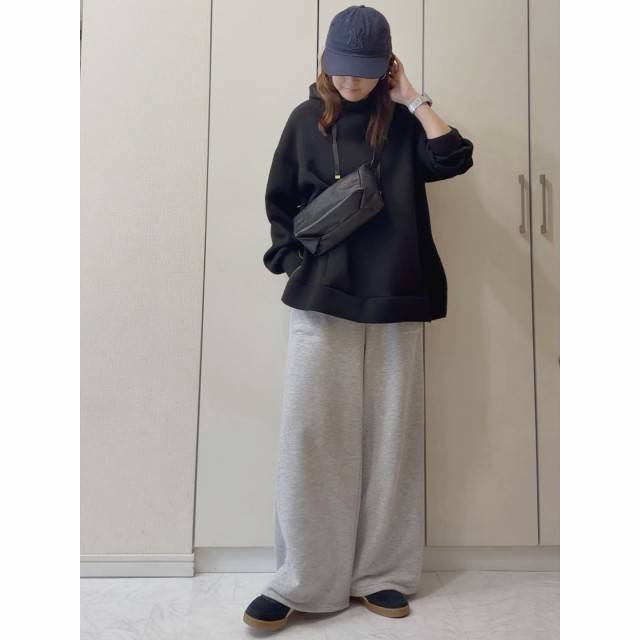 黒×グレーの濃色コーデ