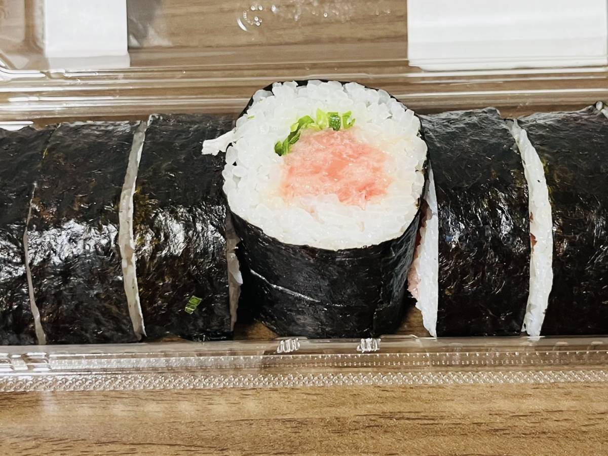 巨大なねぎとろの太巻きがどーんと詰まってる！