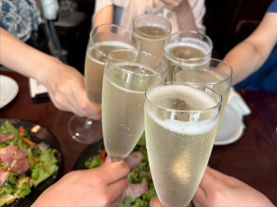 トラットリア ヴィヴァーチェ 恵比寿で乾杯している様子