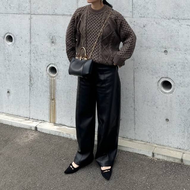 ケーブル編みニット×レザーパンツ