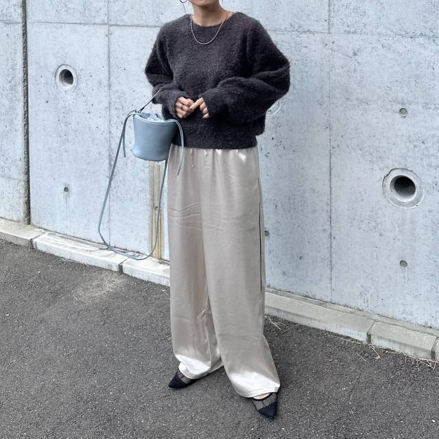 サテン素材のワイドパンツを合わせる♡
