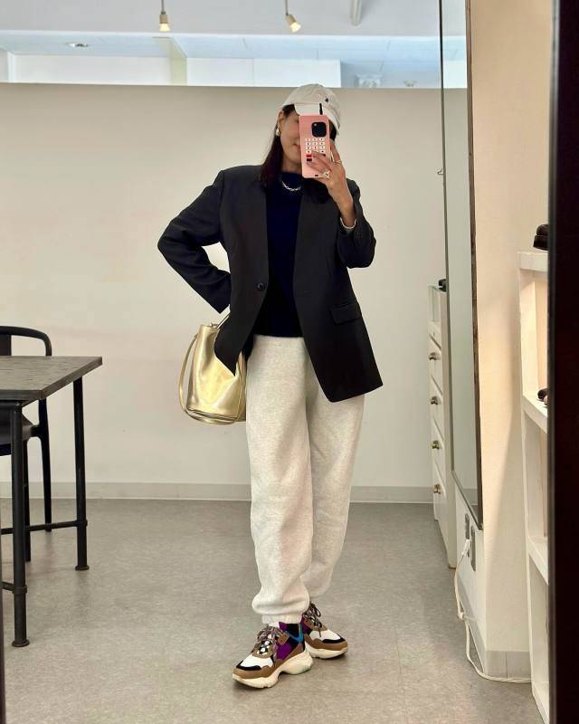 ジャケット×スウェットパンツのMIXコーデ