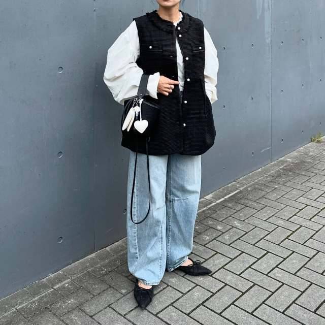 ブラウス×ツイードベストの重ね着が◎