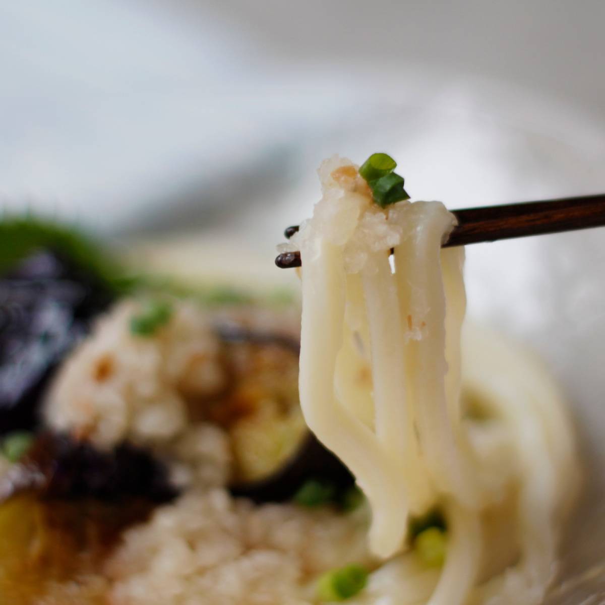 テーブルマーク公式の「揚げなすのおろし和えうどん」のレシピ