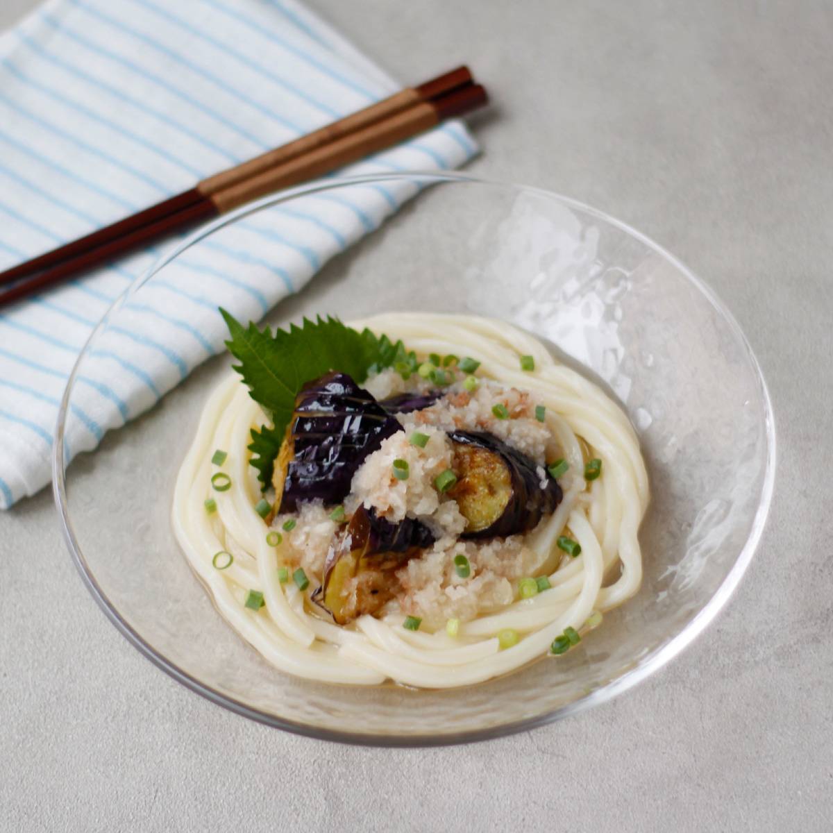 テーブルマーク公式の「揚げなすのおろし和えうどん」のレシピ