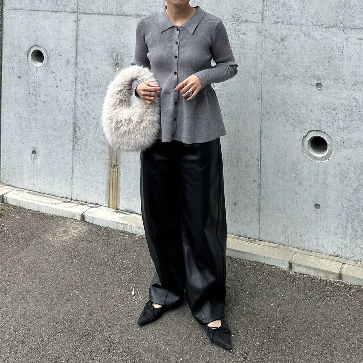 襟付きカーディガン×レザーパンツ