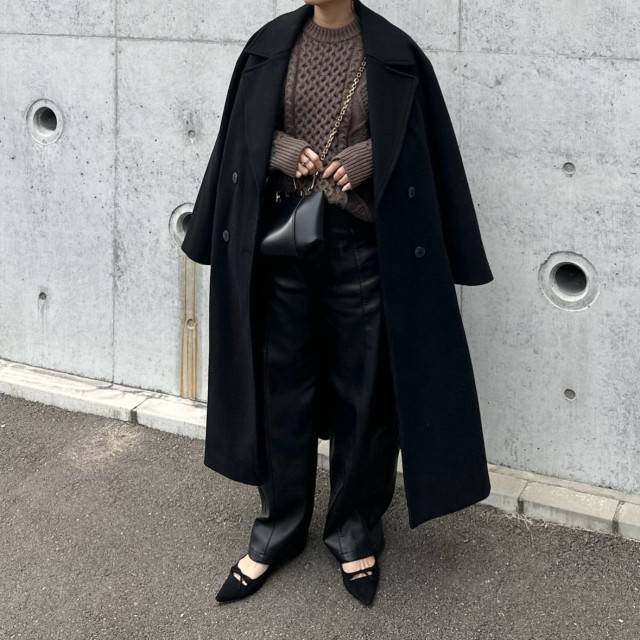 黒×ブラウンの濃色コーデ