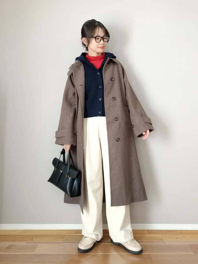 カラートップスをアクセントに！