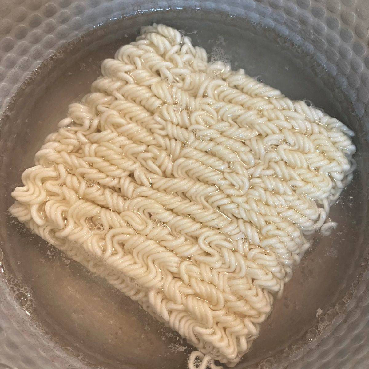 サッポロ一番公式の「ぶっかけ玉ねぎつゆの冷しゃぶ冷やしラーメン」のレシピ