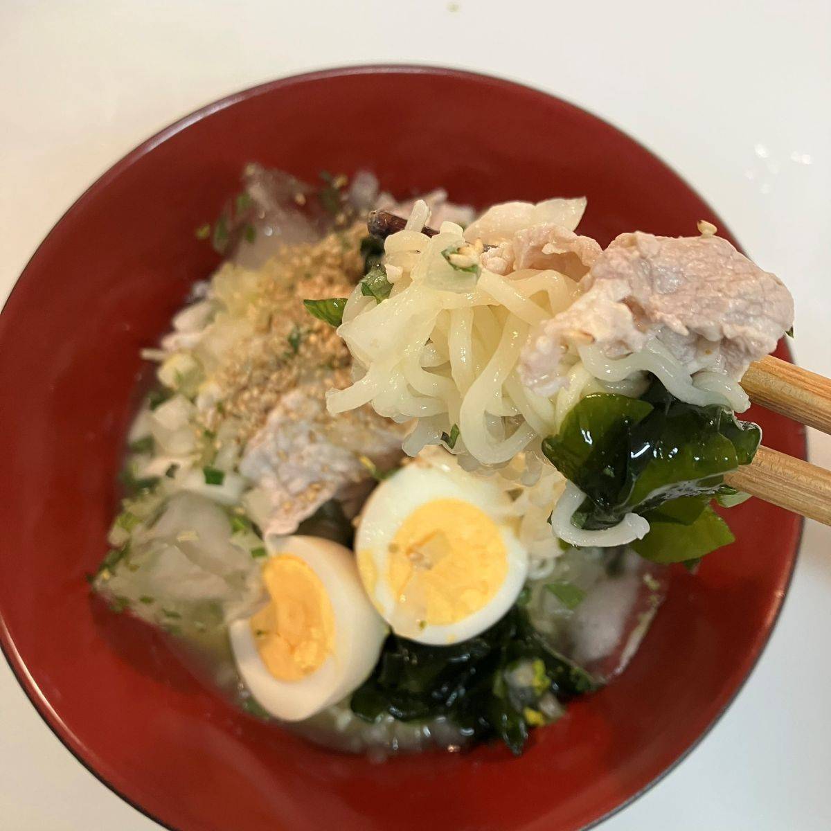 サッポロ一番公式の「ぶっかけ玉ねぎつゆの冷しゃぶ冷やしラーメン」のレシピ