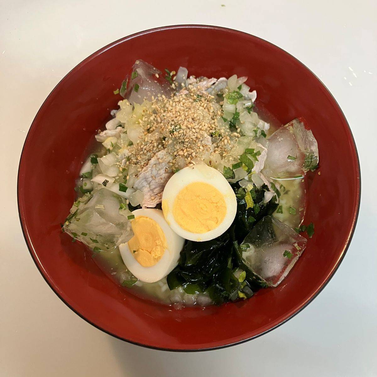 サッポロ一番公式の「ぶっかけ玉ねぎつゆの冷しゃぶ冷やしラーメン」のレシピ