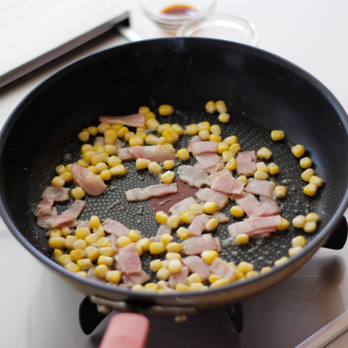 テーブルマーク公式の「バターしょうゆの焼きもろこしうどん」のレシピ