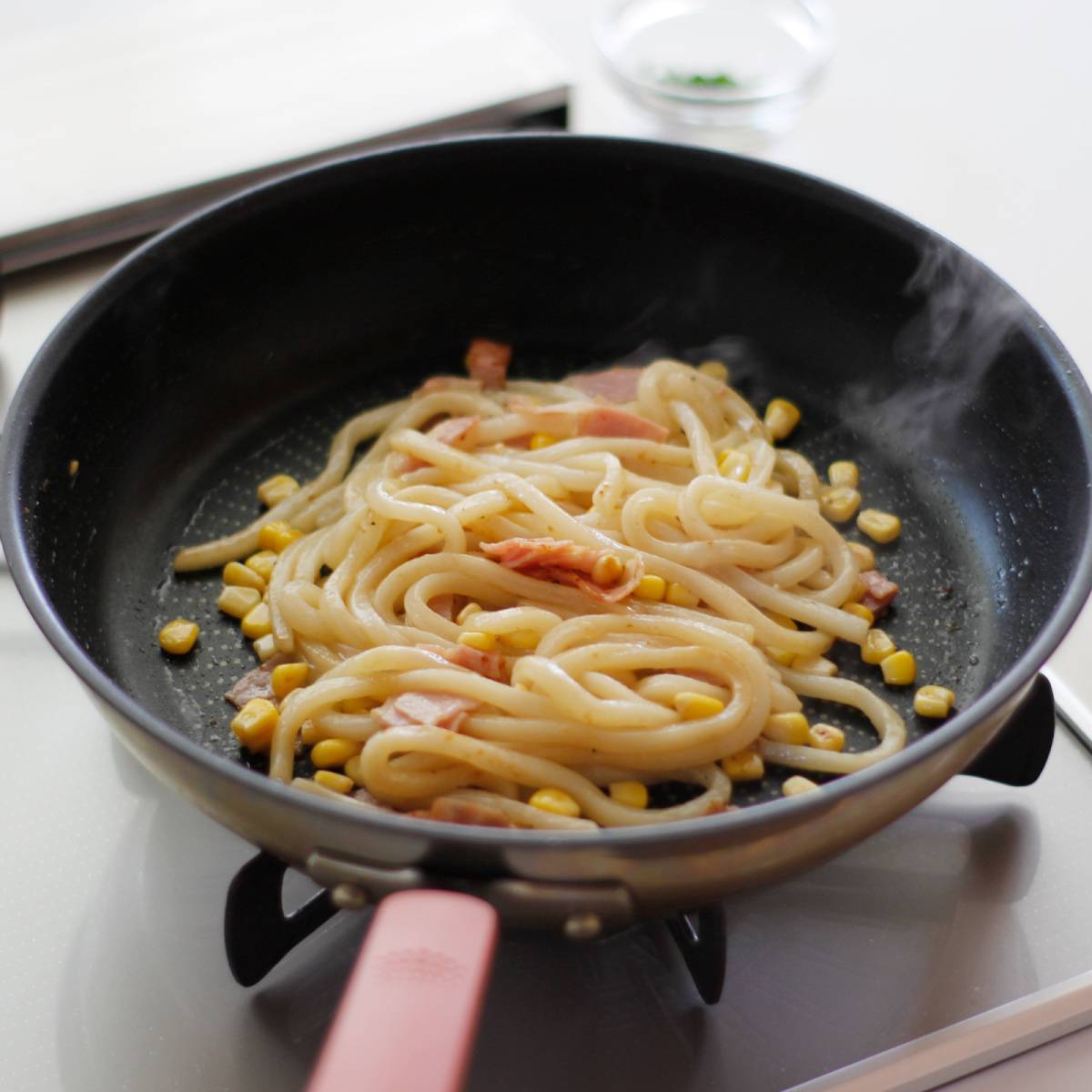 テーブルマーク公式の「バターしょうゆの焼きもろこしうどん」のレシピ