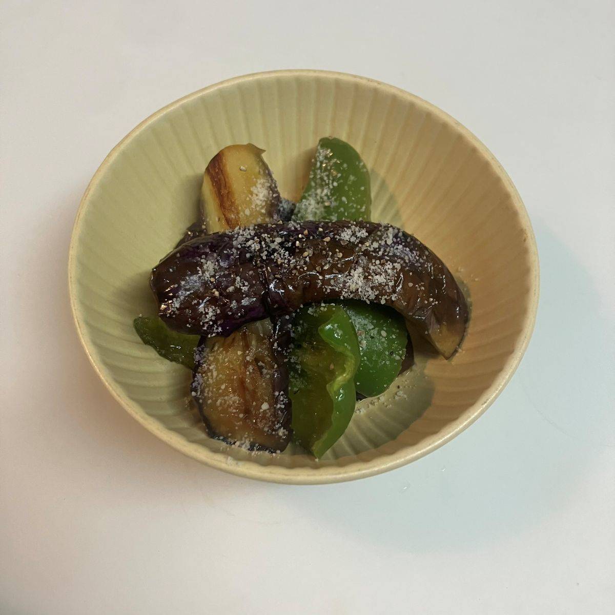 JAグループ公式の「なすとピーマンのめんつゆチーズ風味」のレシピ