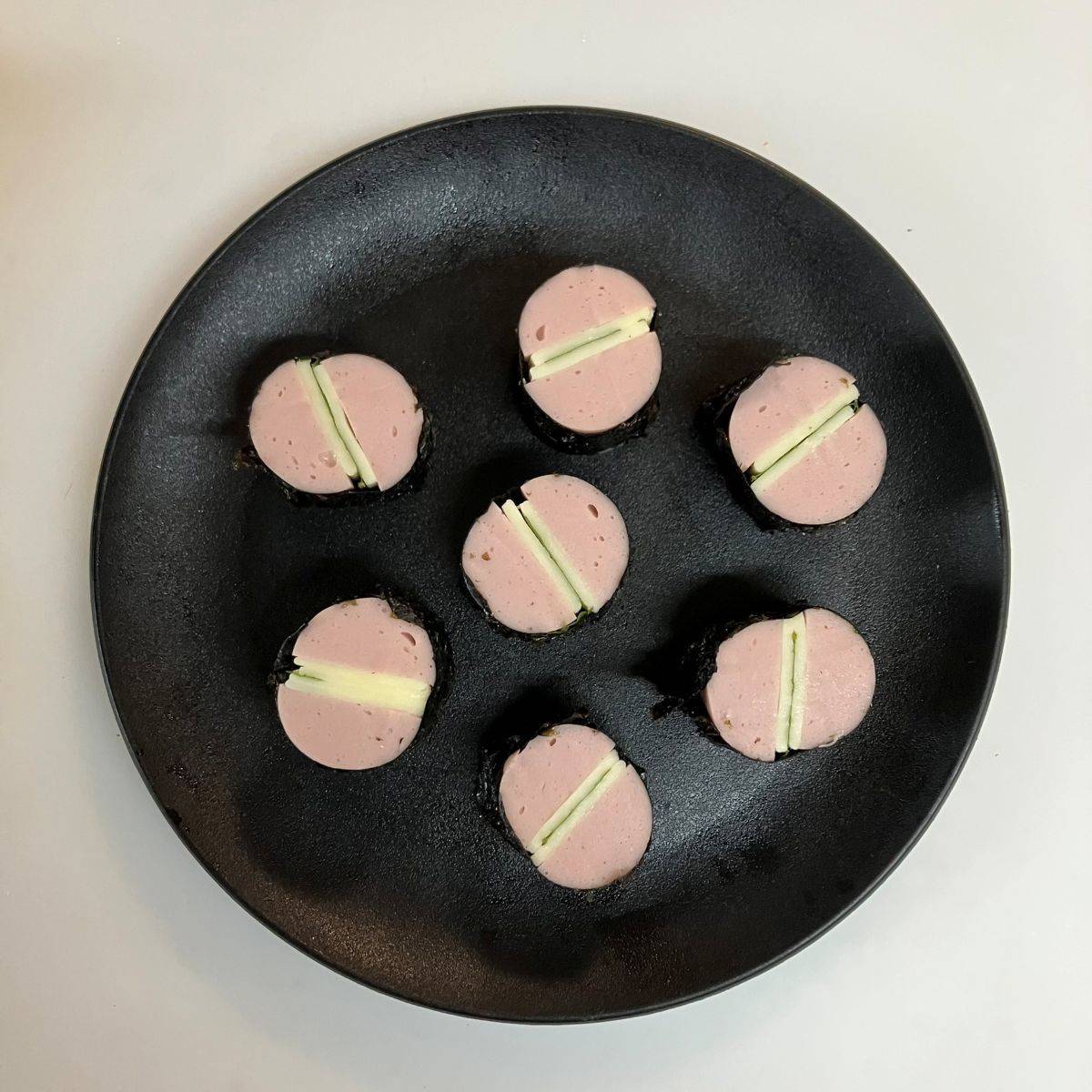 ニッスイ公式の「おさかなのソーセージのチーズサンドのり巻き」のレシピ