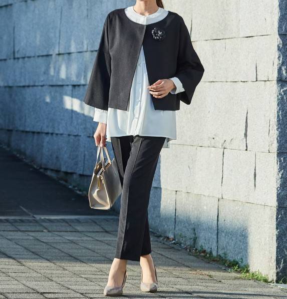 パール調ボタンブラウステーパードパンツスーツ