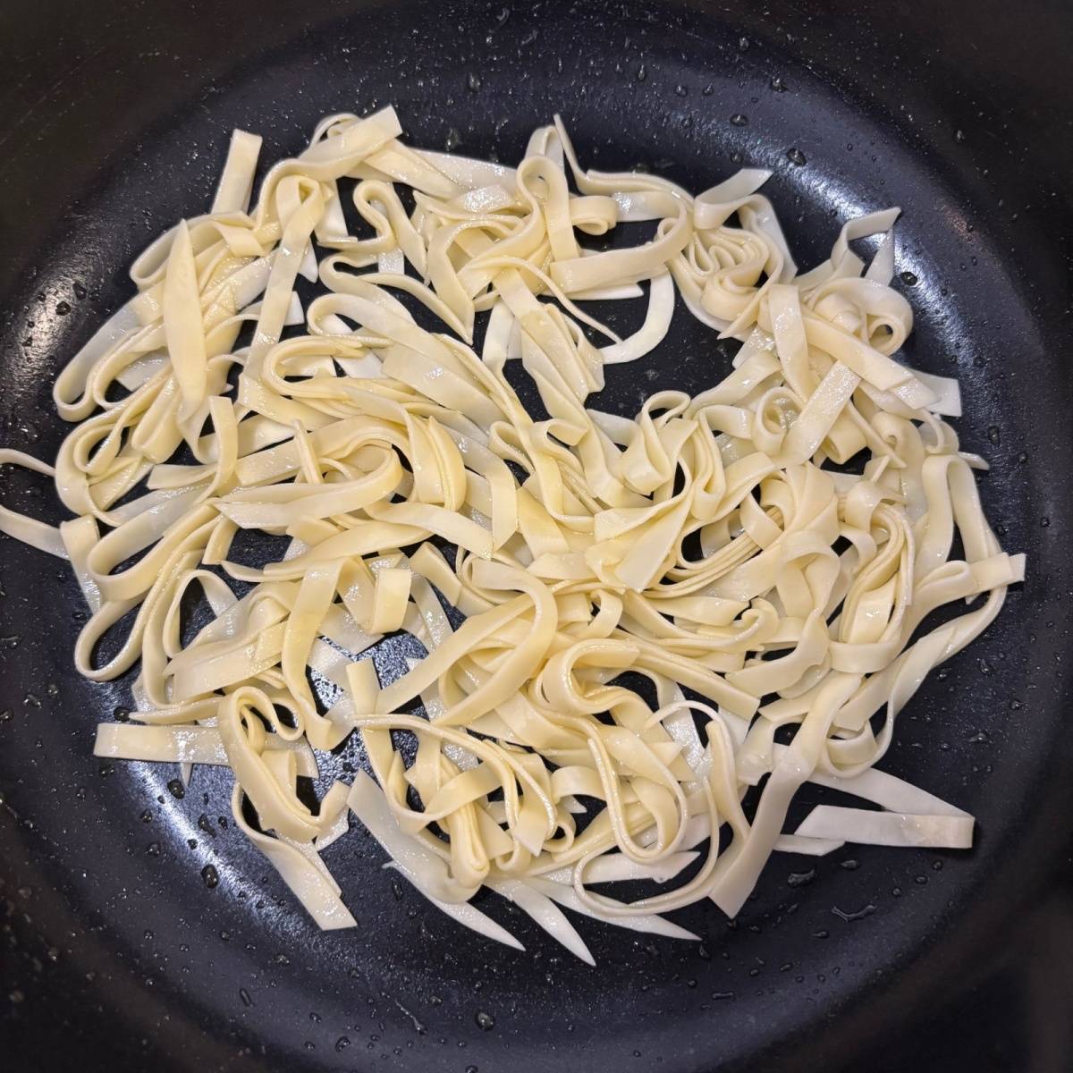 モランボン公式の「餃子の皮でパリパリサラダ」のレシピ