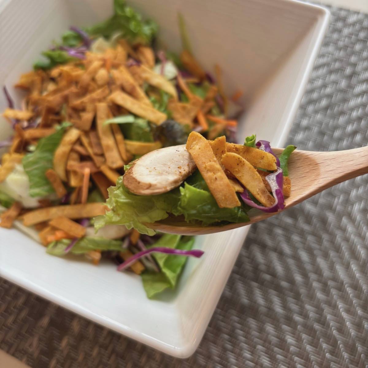 モランボン公式の「餃子の皮でパリパリサラダ」のレシピ