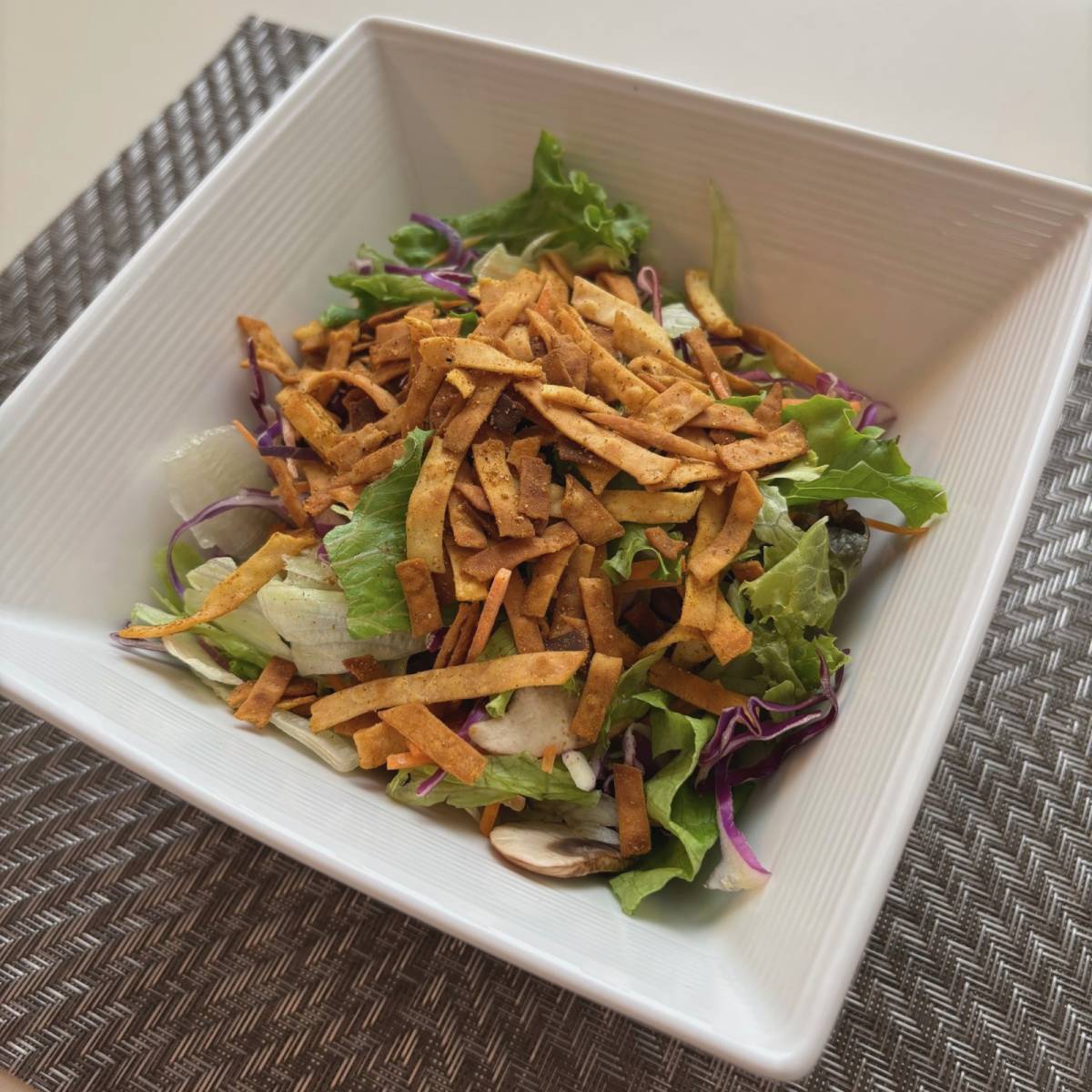 モランボン公式の「餃子の皮でパリパリサラダ」のレシピ