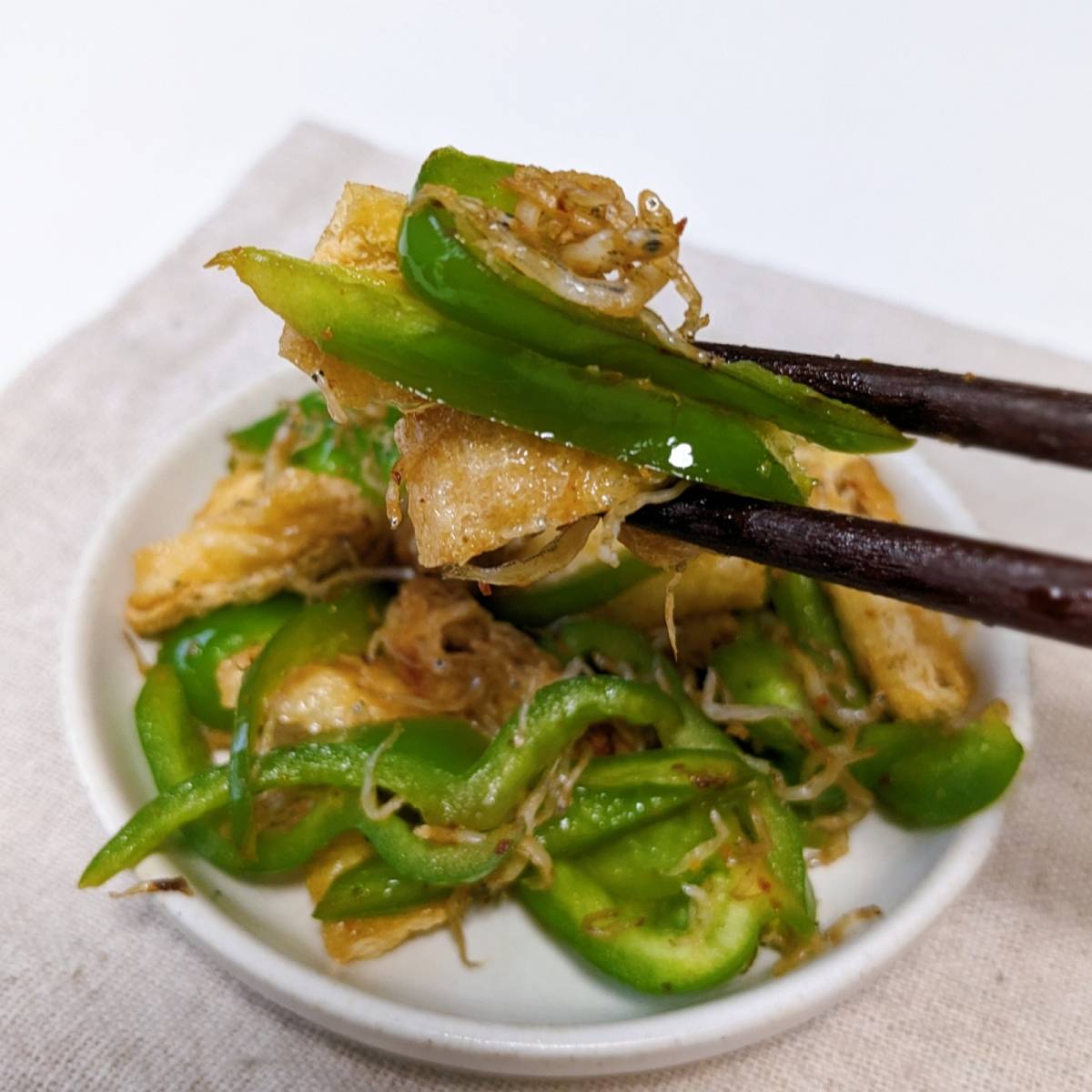 JAグループ公式の「油揚げちりめんピーマン炒め」のレシピ