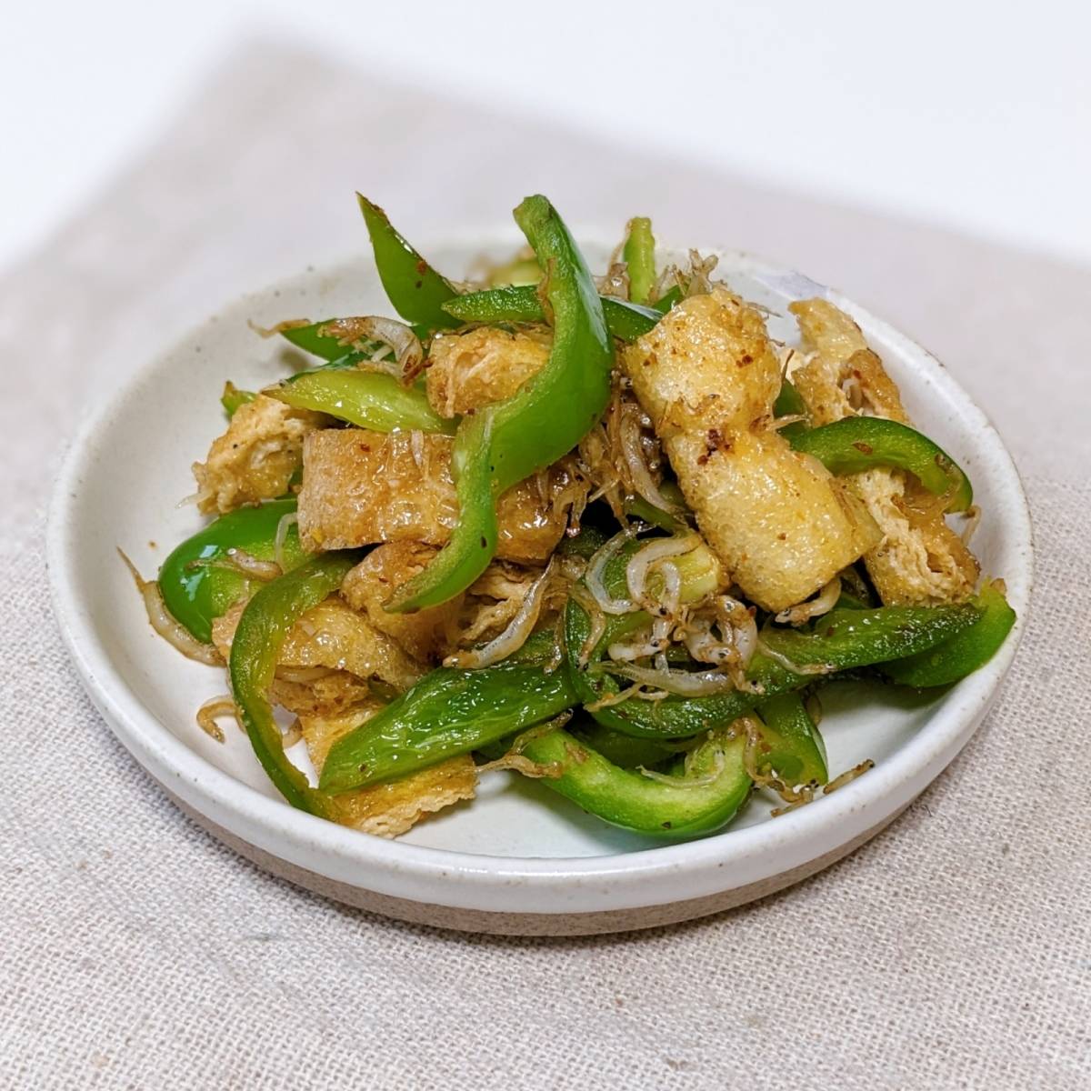 JAグループ公式の「油揚げちりめんピーマン炒め」のレシピ