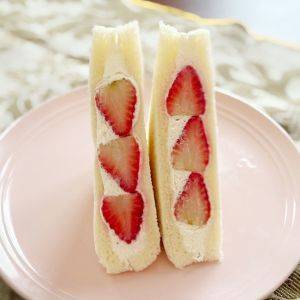 【ファミマ】もう食べた？いちごの魅力が詰まった白スイーツが展開中