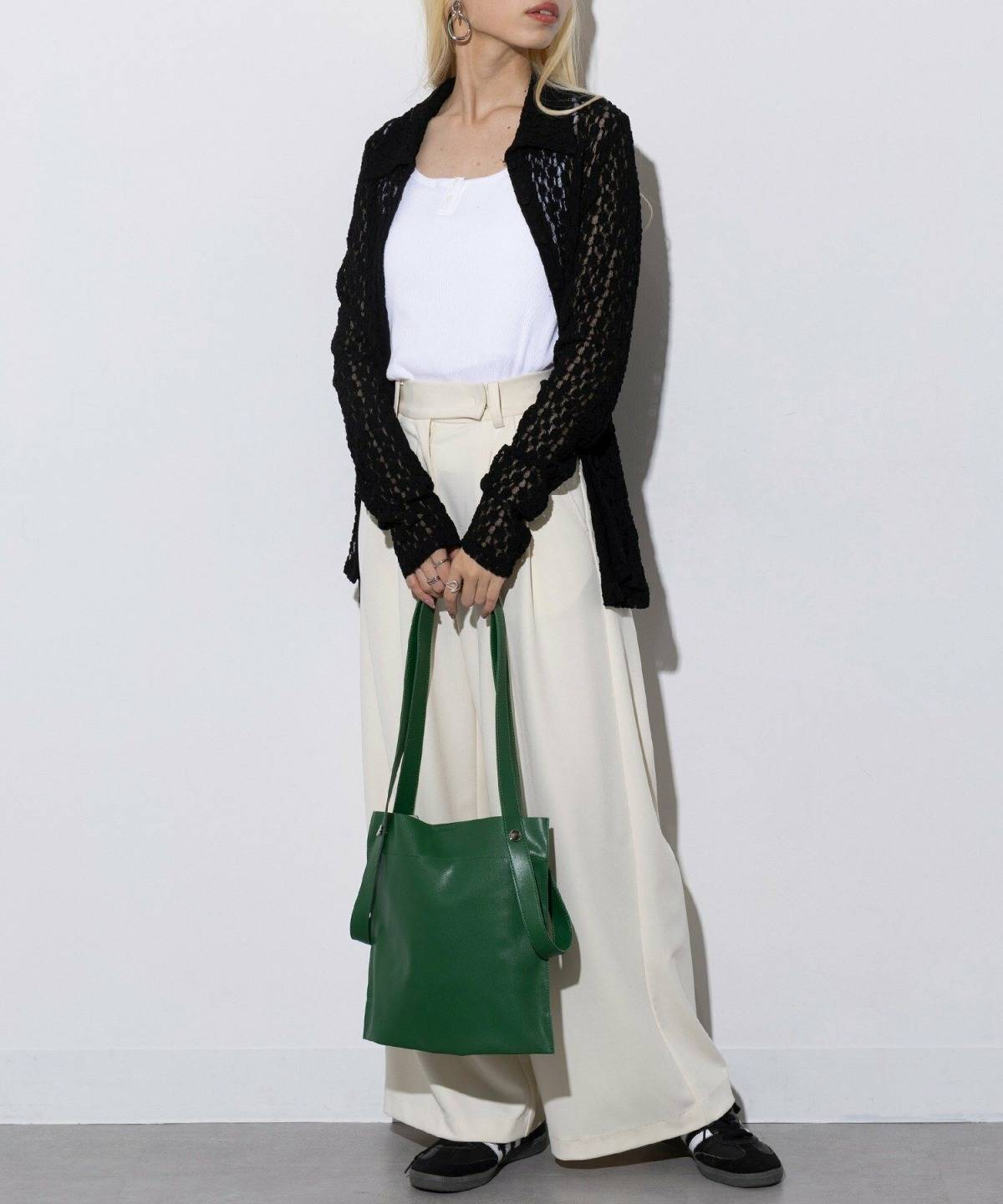 緑のバッグを使ったコーデ