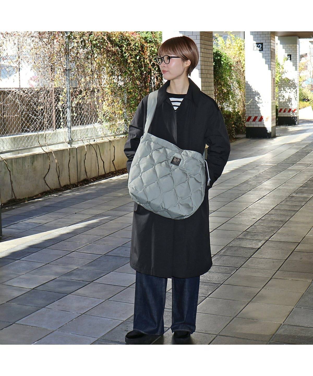 緑のバッグを使ったコーデ