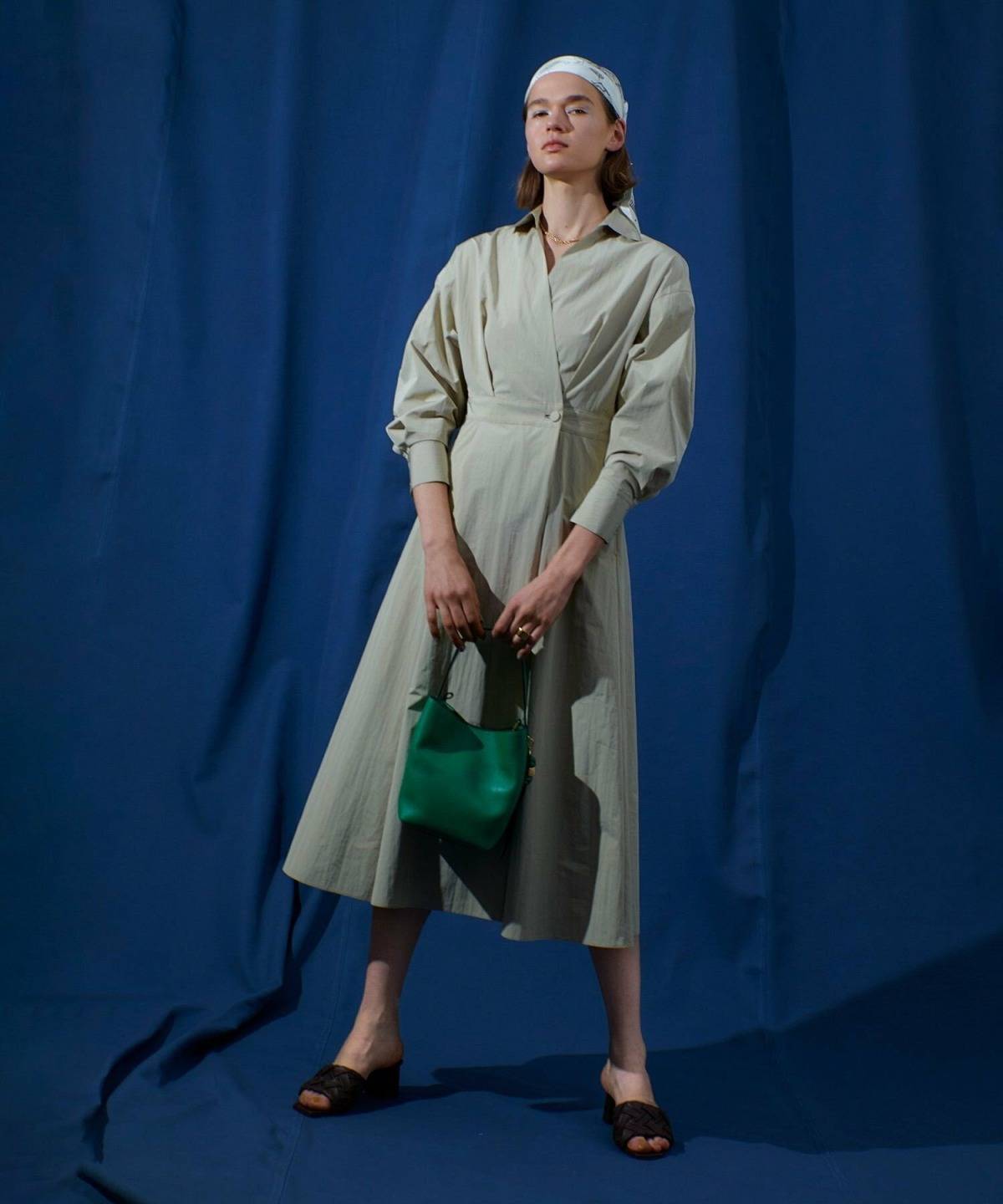 緑のバッグを使ったコーデ