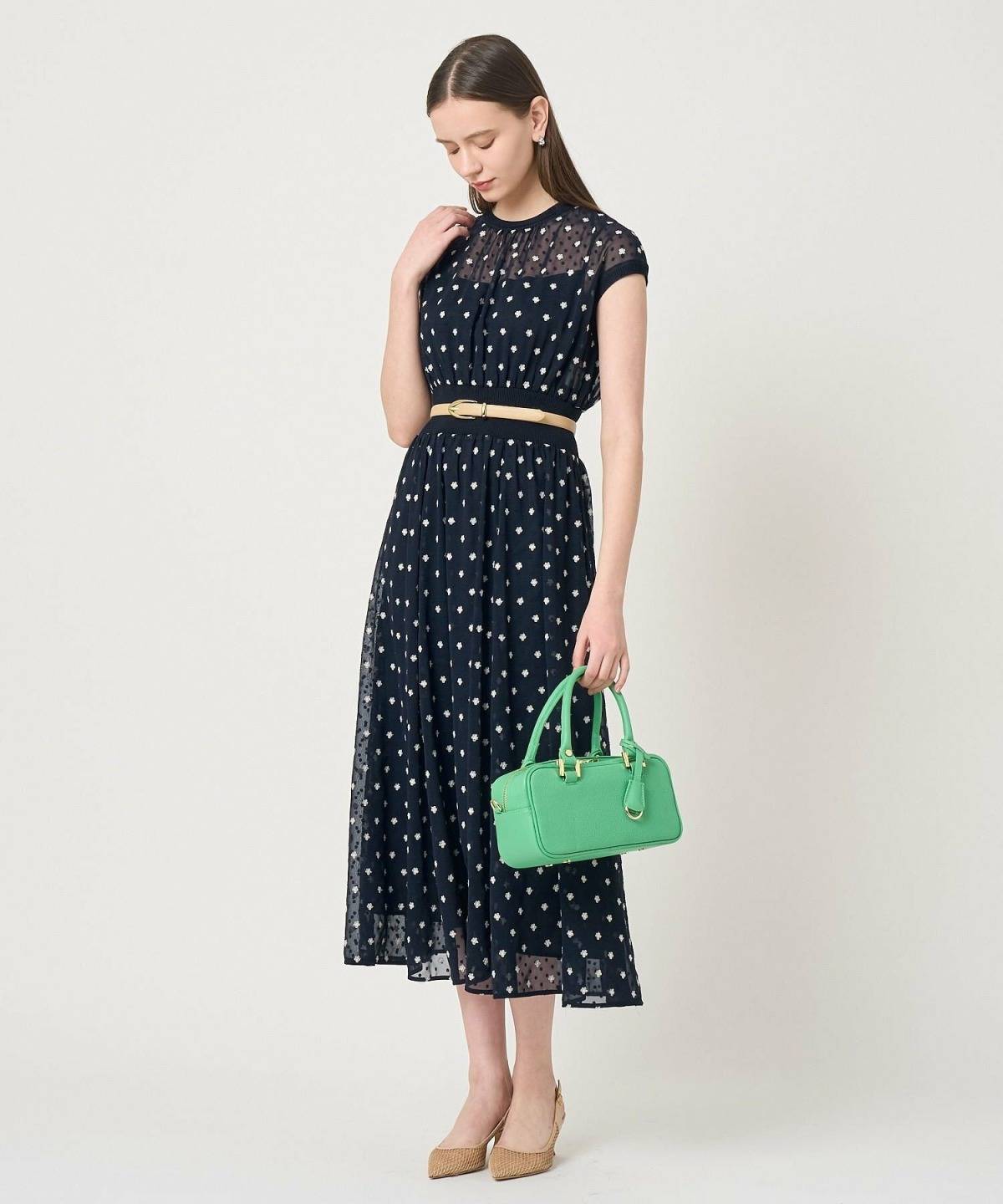 緑のバッグを使ったコーデ