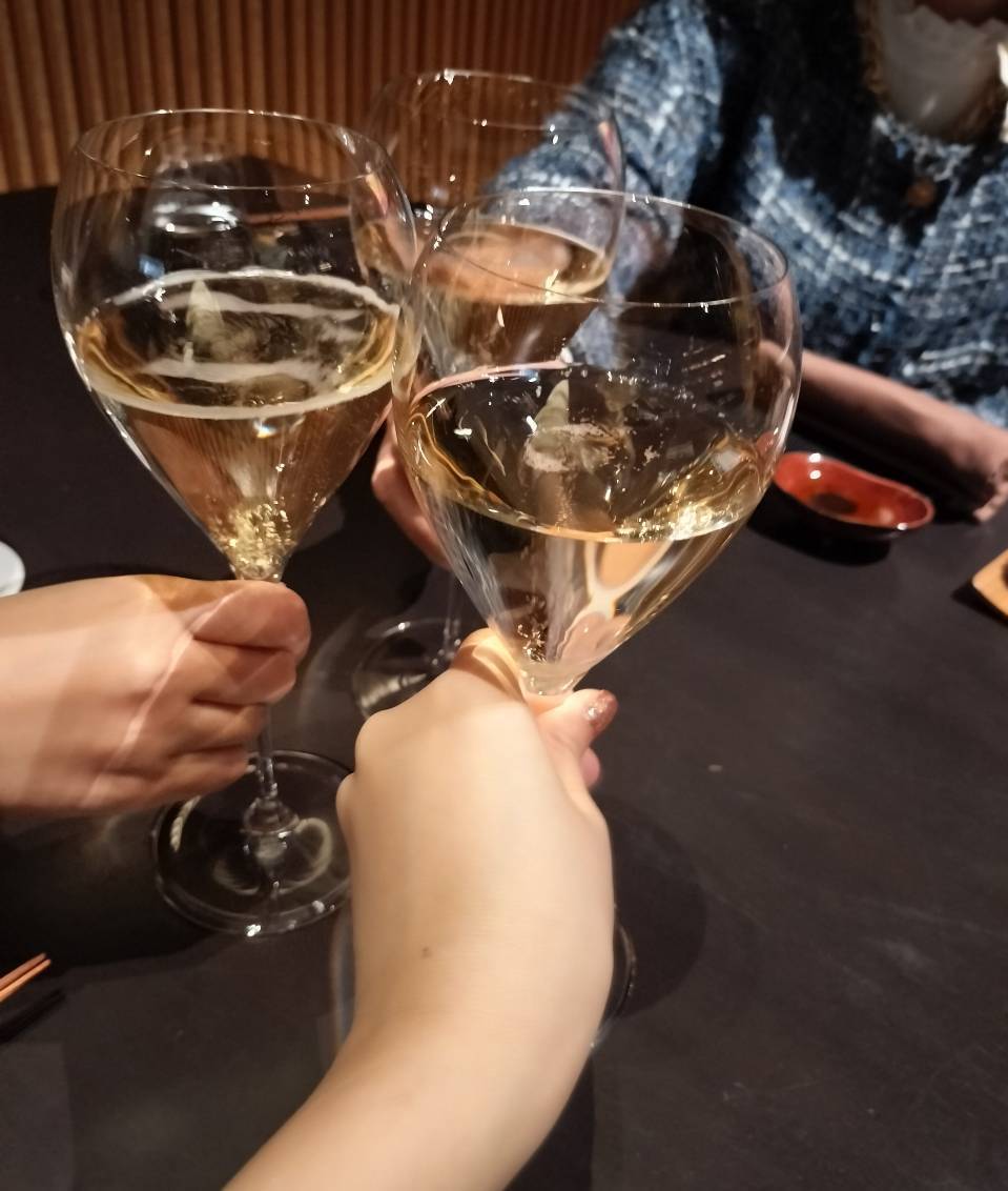 バーアンドレストランココノマで乾杯している様子