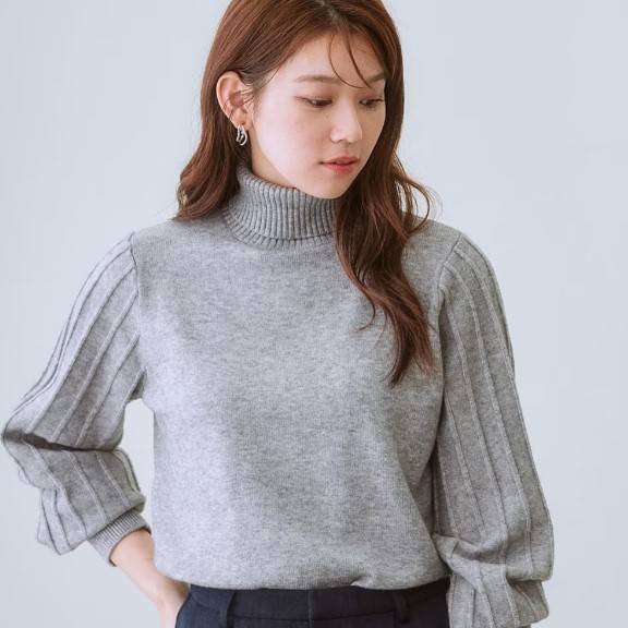 ニッセン プリーツ風柄ボリューム袖タートルネックニット