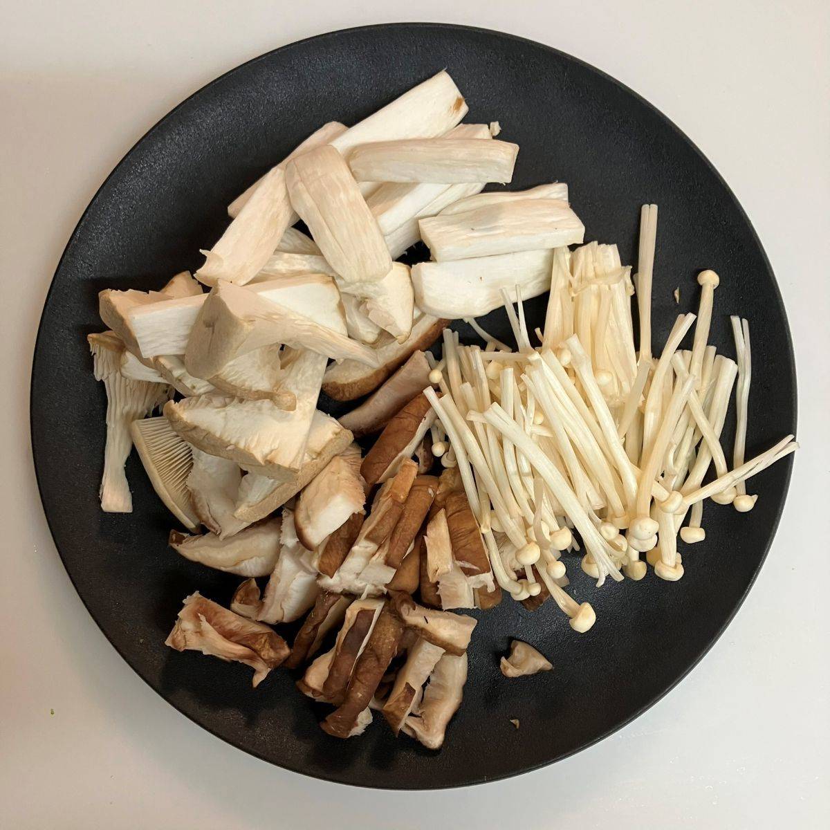 JAグループ公式の「しめじエリンギのバターカレー炒め」のレシピ