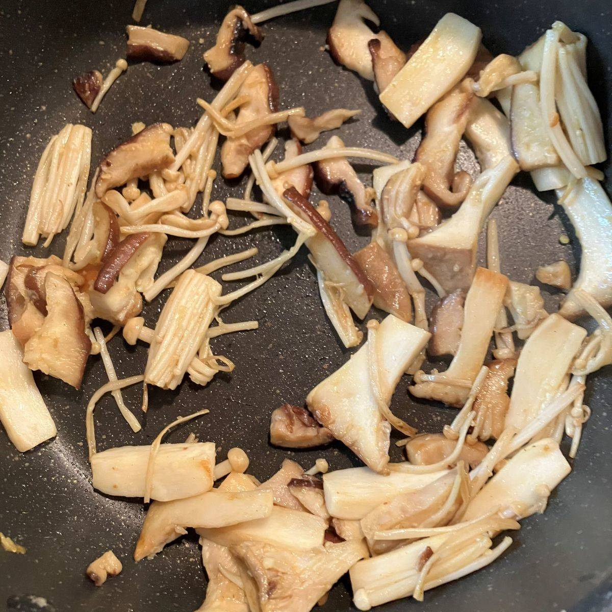 JAグループ公式の「しめじエリンギのバターカレー炒め」のレシピ