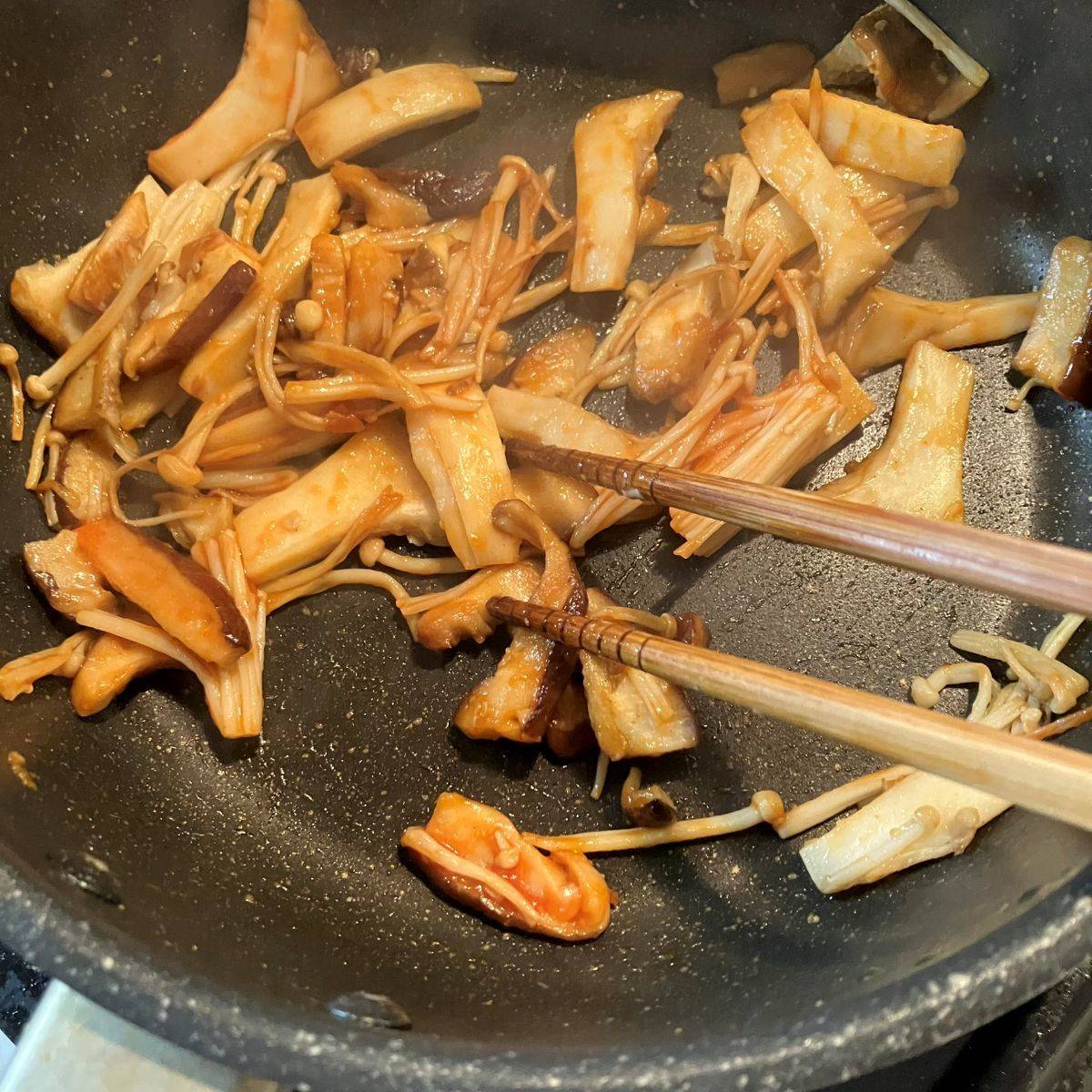 JAグループ公式の「しめじエリンギのバターカレー炒め」のレシピ