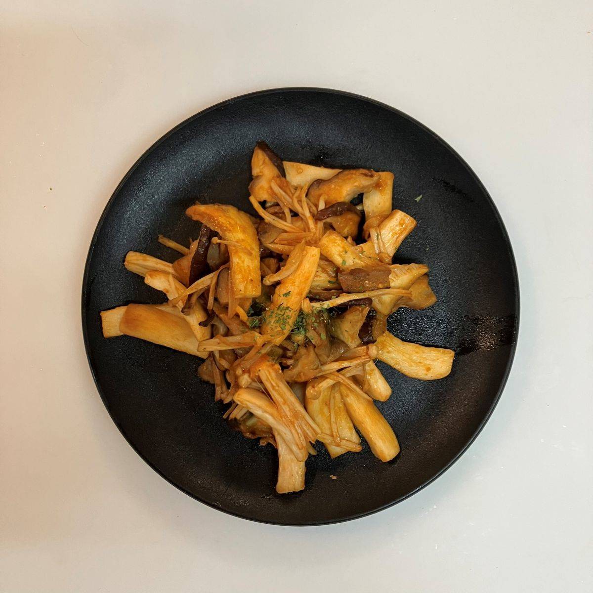 JAグループ公式の「しめじエリンギのバターカレー炒め」のレシピ