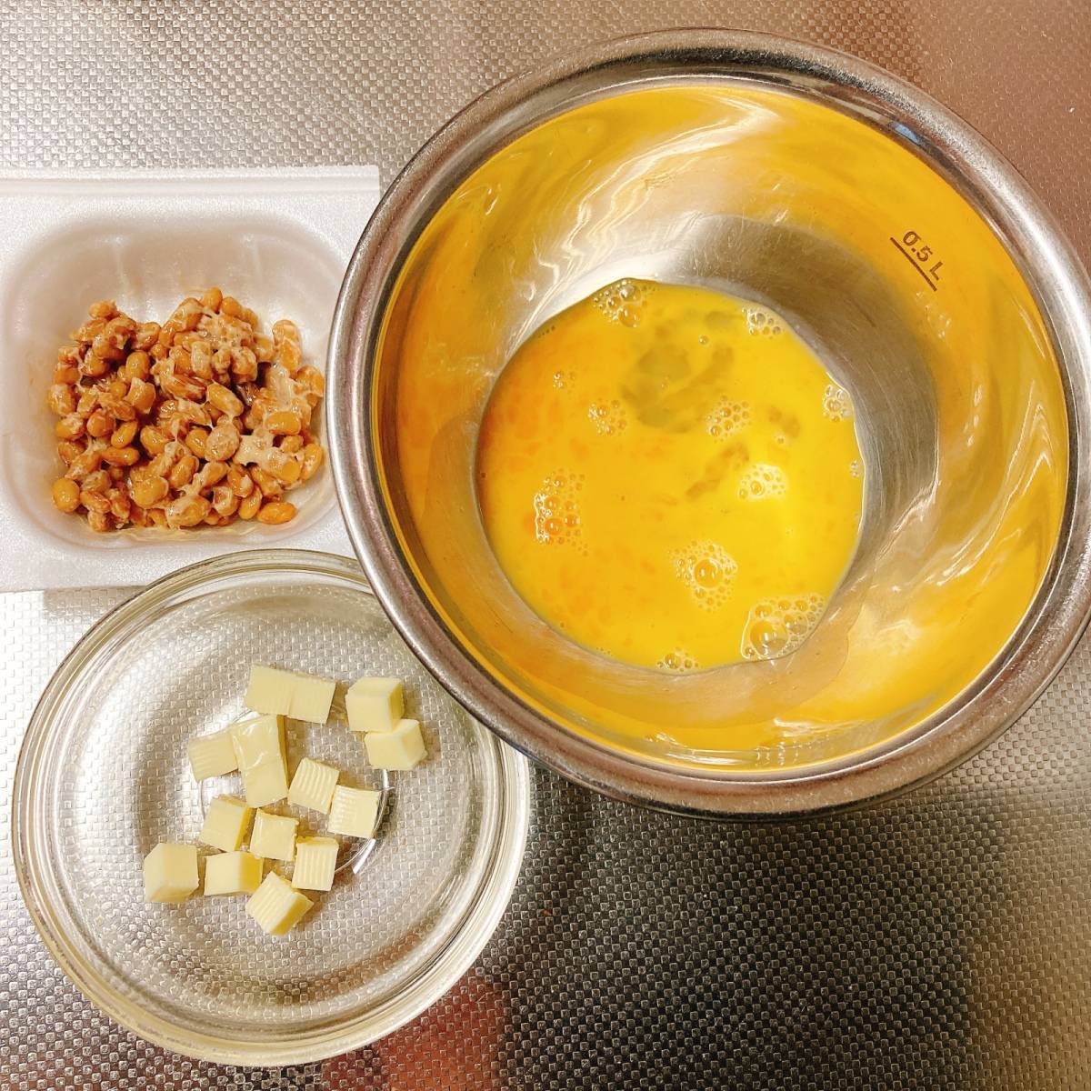 タカノフーズ公式の「まぜまぜ納豆オムレツ」のレシピ