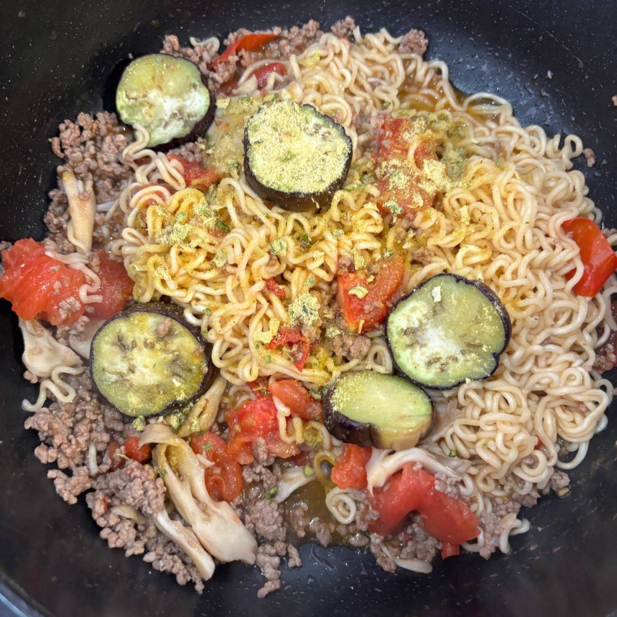 サッポロ一番公式の「ワンパンで！夏野菜のボロネーゼラーメン」のレシピ