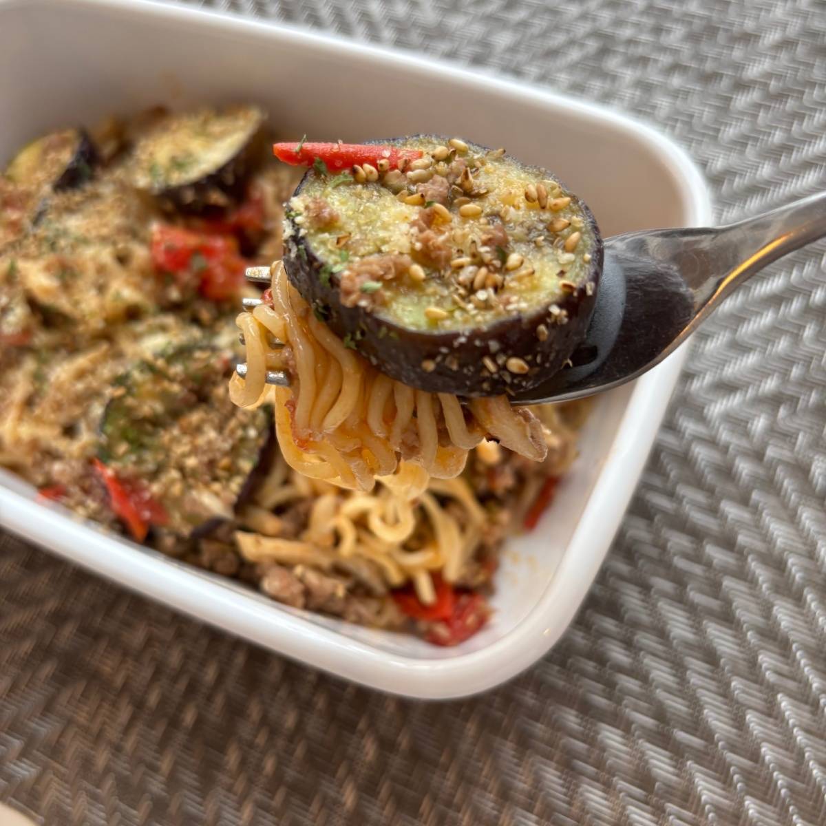 サッポロ一番公式の「ワンパンで！夏野菜のボロネーゼラーメン」のレシピ