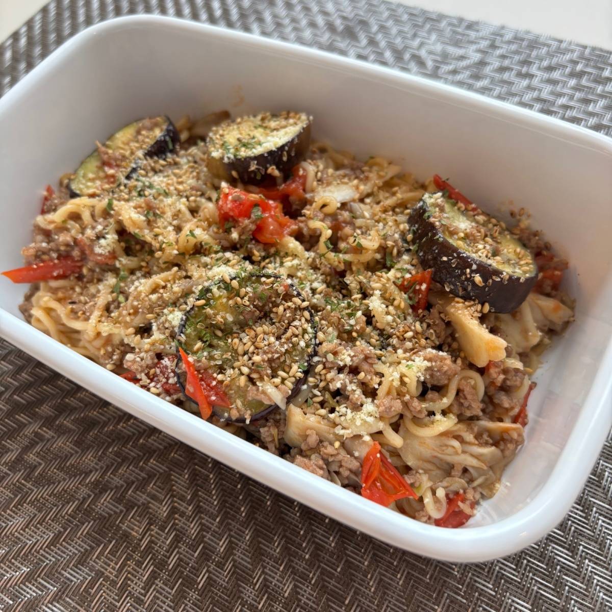 サッポロ一番公式の「ワンパンで！夏野菜のボロネーゼラーメン」のレシピ