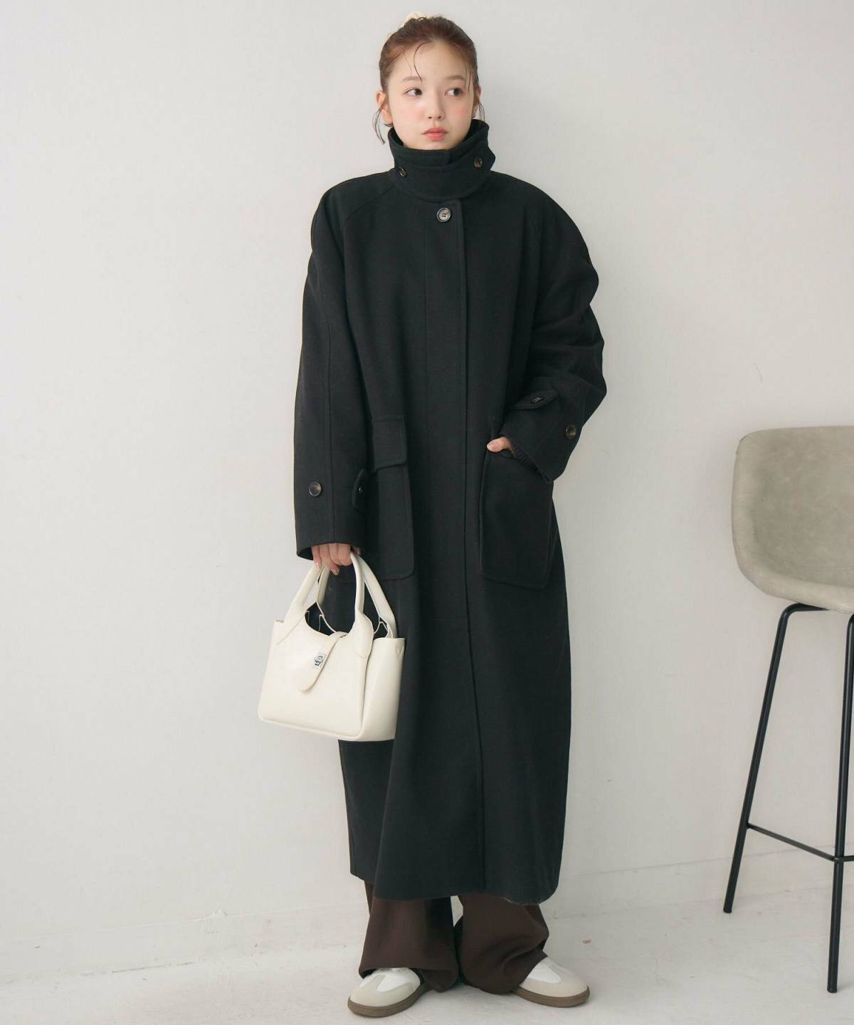 ダサいとは無縁のコート×スニーカーコーデ