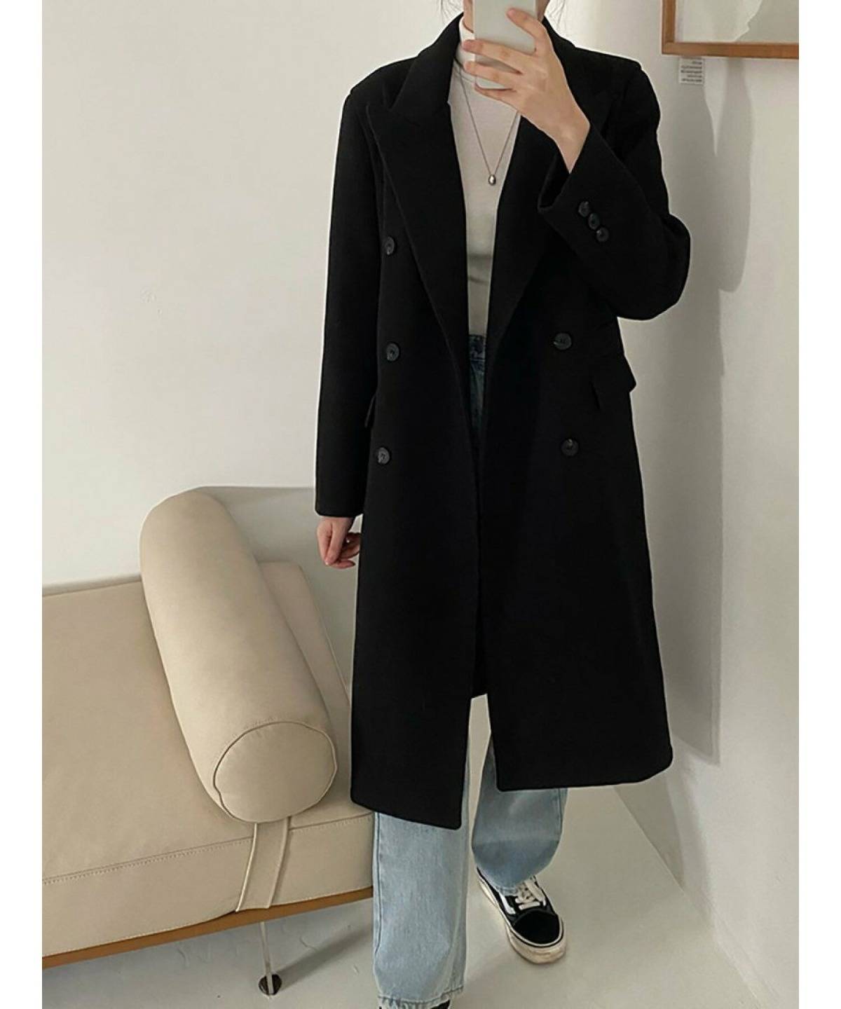 ダサいと無縁のコート×スニーカーコーデ