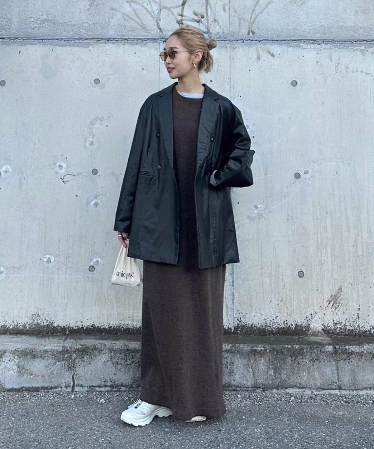 ダサいとは無縁のコート×スニーカーコーデ