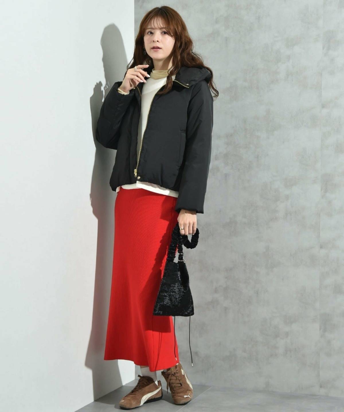 ダサいとは無縁のコート×スニーカーコーデ