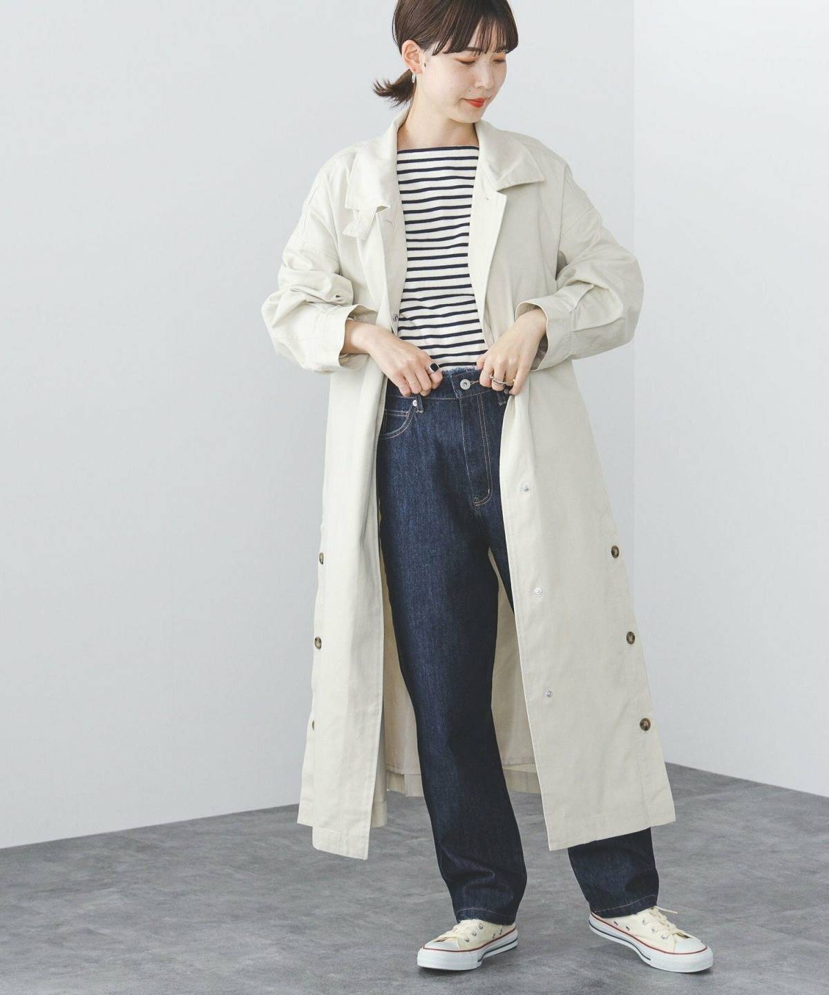 ダサいとは無縁のコート×スニーカーコーデ